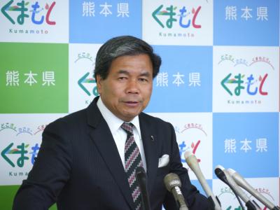 コメントする蒲島知事の写真