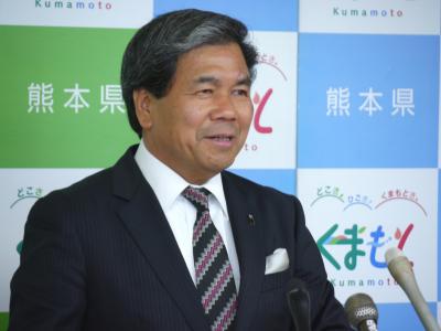 記者からの質問に答える蒲島知事の写真