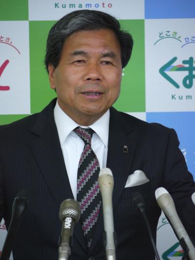 記者からの質問に答える蒲島知事の写真