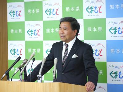 記者からの質問に答える蒲島知事の写真