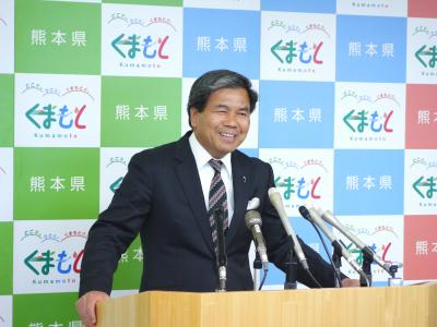 記者からの質問に答える蒲島知事の写真