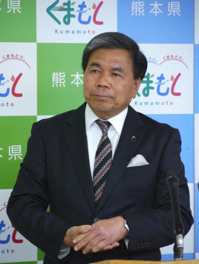 記者からの質問に答える蒲島知事の写真