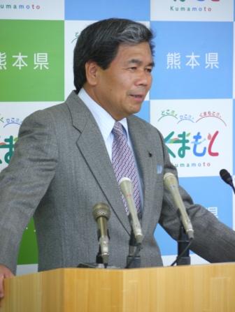 記者からの質問に答える蒲島知事の写真