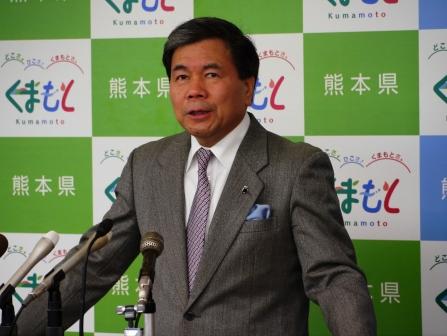 コメントする蒲島知事の写真