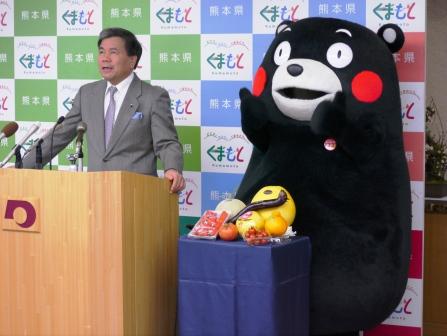 コメントする知事とくまモンの写真