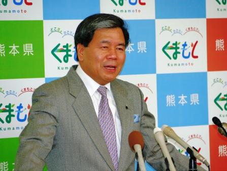記者からの質問に答える蒲島知事の写真
