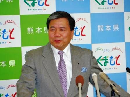 記者からの質問に答える蒲島知事の写真