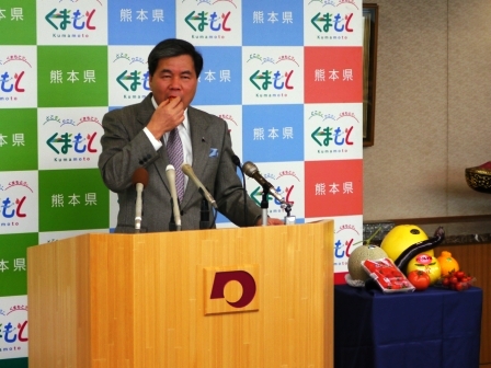 ひのしずくを試食する知事の写真