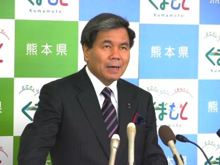 コメントする蒲島知事の写真
