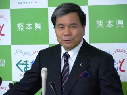記者からの質問に答える蒲島知事の写真