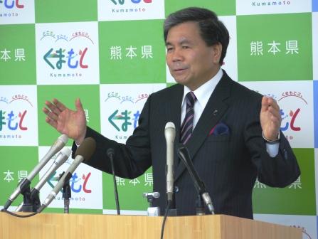 記者からの質問に答える蒲島知事の写真
