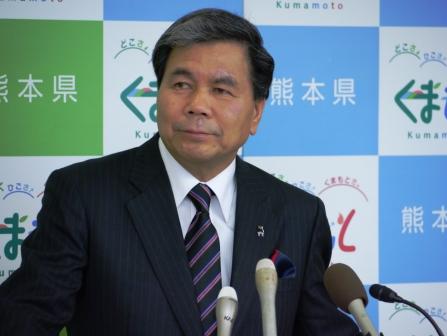 記者からの質問に答える蒲島知事の写真