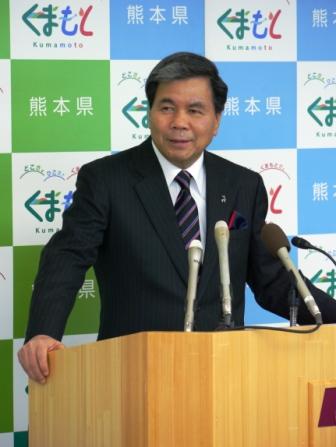 記者からの質問に答える蒲島知事の写真