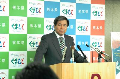 コメントする蒲島知事の写真