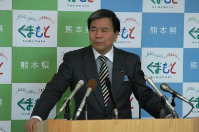 記者からの質問に答える蒲島知事の写真