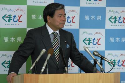 記者からの質問に答える蒲島知事の写真