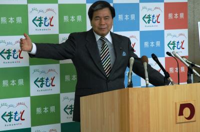 記者からの質問に答える蒲島知事の写真