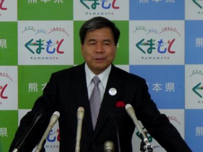 記者からの質問に答える蒲島知事の写真