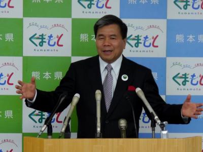 記者からの質問に答える蒲島知事の写真