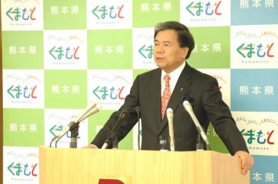 コメントする蒲島知事の写真