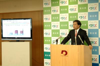 コメントする蒲島知事の写真