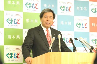 記者からの質問に答える蒲島知事の写真