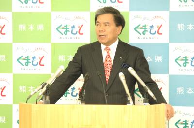 記者からの質問に答える蒲島知事の写真