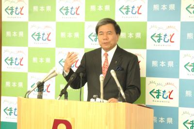 記者からの質問に答える蒲島知事の写真
