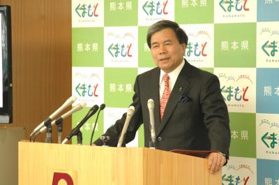記者からの質問に答える蒲島知事の写真