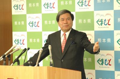 記者からの質問に答える蒲島知事の写真