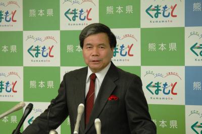 コメントする蒲島知事の写真