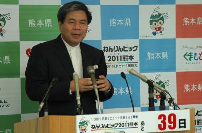 コメントする蒲島知事の写真