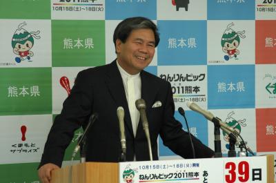 記者からの質問に答える蒲島知事の写真