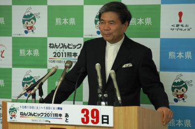 記者からの質問に答える蒲島知事の写真