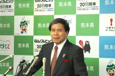 コメントする蒲島知事の写真