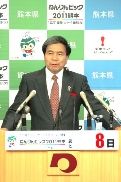 記者からの質問に答える蒲島知事の写真