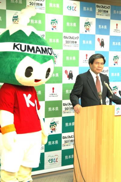 蒲島知事とASO坊健太くんの写真