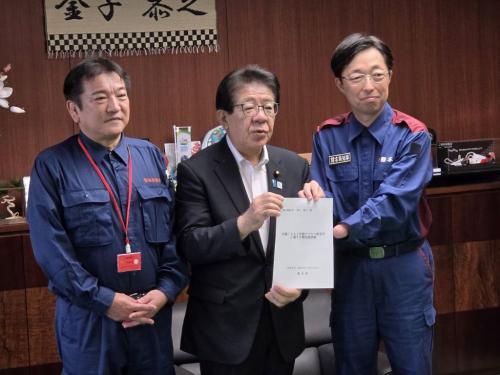 木村敬知事（右）から金子恭之国土交通相（中央）へ、空港アクセス鉄道等に関する要望書を手交