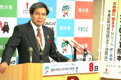 記者からの質問に答える蒲島知事の写真