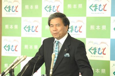 コメントする蒲島知事の写真