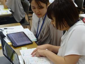 教科書を見る２人