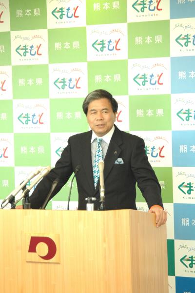 記者からの質問に答える蒲島知事の写真