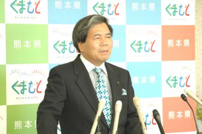記者からの質問に答える蒲島知事の写真