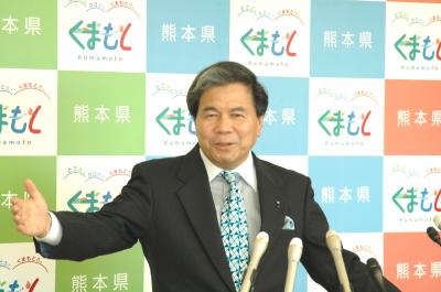 記者からの質問に答える蒲島知事の写真