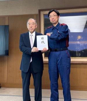 目録贈呈の様子