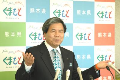 記者からの質問に答える蒲島知事の写真