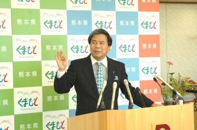 記者からの質問に答える蒲島知事の写真
