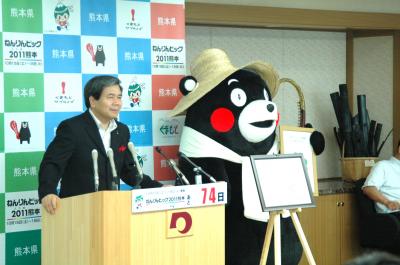蒲島知事とくまモンの写真