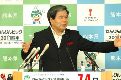 コメントする蒲島知事の写真