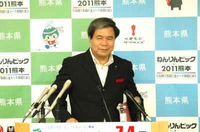 記者からの質問に答える蒲島知事の写真